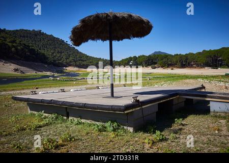 07/27/2016. Cebreros (Ávila), 27.07.2019. Calas de Guisando Urbanisierung. Der Schwanz des San Juan-Sumpfes ist aufgrund der Dürre praktisch trocken. Nur der Alberche River fließt durch seinen natürlichen Kanal. Boote und Liegeplätze werden auf dem Trockenbett verlassen. Foto: Guillermo Navarro. ARCHDC. Quelle: Album / Archivo ABC / Guillermo Navarro Stockfoto