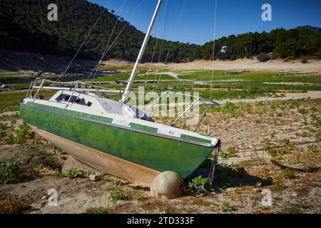 07/27/2016. Cebreros (Ávila), 27.07.2019. Calas de Guisando Urbanisierung. Der Schwanz des San Juan-Sumpfes ist aufgrund der Dürre praktisch trocken. Nur der Alberche River fließt durch seinen natürlichen Kanal. Boote und Liegeplätze werden auf dem Trockenbett verlassen. Foto: Guillermo Navarro. ARCHDC. Quelle: Album / Archivo ABC / Guillermo Navarro Stockfoto