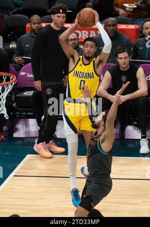 WASHINGTON, DC – 15. DEZEMBER: Tyrese Haliburton (0) schießt während eines NBA-Spiels zwischen den Washington Wizards und den Indiana Pacers am 15. Dezember 2023 in der Capital One Arena in Washington, DC, über den Washington Wizards Guard Tyus Jones (5). (Foto: Tony Quinn/SipaUSA) Stockfoto