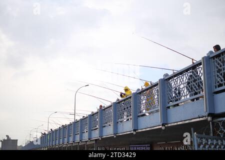 Türkei istanbul 12. januar 2023. Fischer mit Rute, Spinnrolle auf Brücke Stockfoto