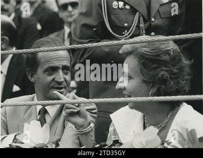 Madrid, 07.07.1983. Stierkampfarena Las Ventas. Stierkampf der Presse mit Stieren von Guardiola Domínguez, Amelia Pérez Tabernero, Marquis von Albaserrada. La Laguna, Fermín Bohórquez und García Aleas. Für Rechtshänder: Curro Durán und José Ortega Cano. Auf dem Bild, König Juan Carlos I. und seine Schwester Infantin Doña Pilar. Quelle: Album / Archivo ABC / Jaime Pato Stockfoto