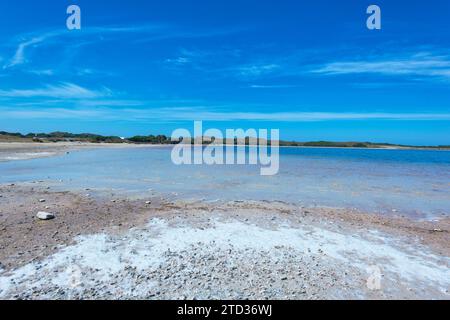 Malerischer Blick auf einen Salzsee auf Rottnest Island oder Wadjemup, Western Australia, Australien Stockfoto