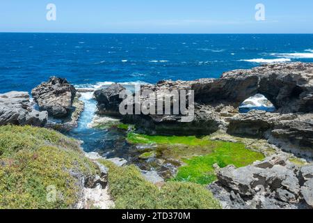 Malerische Aussicht auf Cape Vlamingh und seine zerklüftete Küste, den Indischen Ozean, Rottnest Island oder Wadjemup, Western Australia, Australien Stockfoto