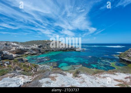 Malerische Aussicht auf Cape Vlamingh und seine zerklüftete Küste und türkisfarbenes Wasser, den Indischen Ozean, Rottnest Island oder Wadjemup, Western Australia, Australien Stockfoto