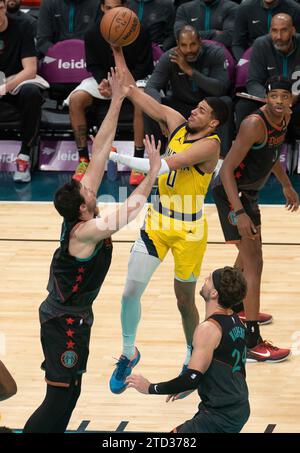 WASHINGTON, DC – 15. DEZEMBER: Tyrese Haliburton (0) schießt während eines NBA-Spiels zwischen den Washington Wizards und den Indiana Pacers am 15. Dezember 2023 in der Capital One Arena in Washington, DC, über Deni Avdija (8). (Foto: Tony Quinn/SipaUSA) Stockfoto