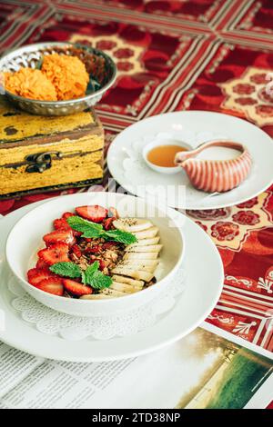 Eine köstliche Auswahl an Speisen, serviert auf einer Platte. Genießen Sie die Mahlzeit Stockfoto