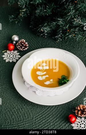 Leckeres Essen auf einem Teller mit weihnachtlichem Flair Stockfoto