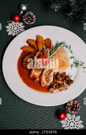 Eine köstliche Mahlzeit mit etwas Chili und Gemüse auf einem Weihnachtstisch. Stockfoto