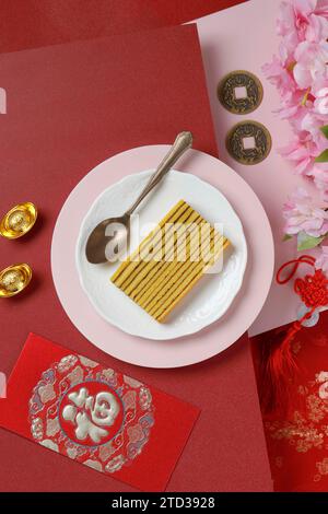 Chinesischer Charakter ist Fu, bedeutet Glück. Lapis Legit, traditionelle indonesische tausendschichtige Torte mit chinesischem Neujahrsrot-Konzept. Stockfoto