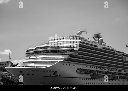 Sydney, Australien: 12.-1.-2023: Carnival Plendor Cruise Ship in Black and White Stockfoto