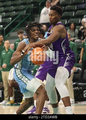 Furman Paladins Stürmer Alex Williams (24) tritt am Donnerstag, den 14. Dezember 2023, in der Fogleman Arena in New Orleans, Louisiana, gegen Kolby King (12) auf. (Foto: Peter G. Forest/SIPA USA) Stockfoto