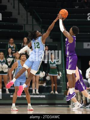 Der Furman Paladins-Wachmann JP Pegues (1) schießt am Donnerstag, den 14. Dezember 2023, einen drei-Pointer-Gegner gegen Kolby King (12) aus Tulane Green Wave, während eines Basketballspiels in der Fogleman Arena in New Orleans, Louisiana. (Foto: Peter G. Forest/SIPA USA) Stockfoto