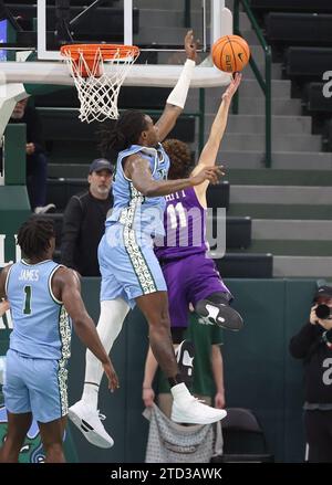 Kevin Cross (24) versucht Furman Paladins-Wachmann Carter Whitt (11) zu blockieren, der am Donnerstag, den 14. Dezember 2023 während eines Basketballspiels in der Fogleman Arena in New Orleans, Louisiana, geschossen wurde. (Foto: Peter G. Forest/SIPA USA) Stockfoto