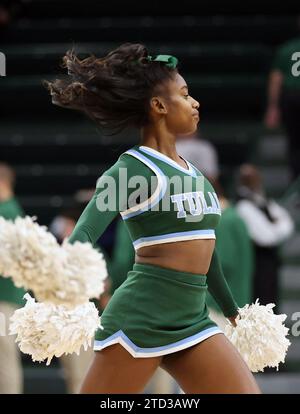 Die Tulane Green Wave Cheerleader treten am Donnerstag, den 14. Dezember 2023, während eines Basketballspiels für Männer in der Fogleman Arena in New Orleans, Louisiana, auf. (Foto: Peter G. Forest/SIPA USA) Stockfoto