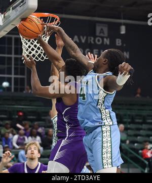 Kevin Cross (24) Blöcke Furman Paladins Forward Alex Williams (24), der während eines Basketballspiels in der Fogleman Arena in New Orleans, Louisiana, am Donnerstag, den 14. Dezember 2023 geschossen wurde. (Foto: Peter G. Forest/SIPA USA) Stockfoto