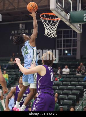 Kolby King (12) der Tulane Green Wave-Wärter Kolby King (12) schießt am Donnerstag, den 14. Dezember 2023, in der Fogleman Arena in New Orleans, Louisiana, einen Layup gegen Furman Paladins-Wärter Carter Whitt (11). (Foto: Peter G. Forest/SIPA USA) Stockfoto