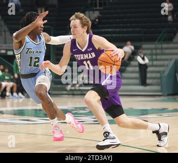 Furman Paladins-Wachmann Carter Whitt (11) versucht, am Donnerstag, den 14. Dezember 2023, während eines Basketballspiels in der Fogleman Arena in New Orleans, Louisiana, vorbei an Kolby King (12) zu fahren. (Foto: Peter G. Forest/SIPA USA) Stockfoto