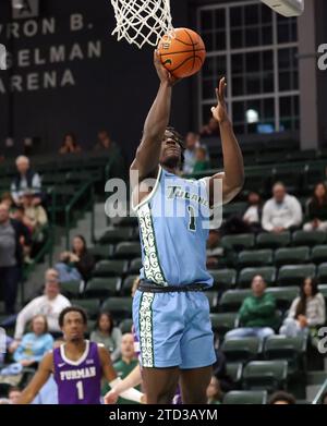 Der Tulane Green Wave Guard Sion James (1) schießt am Donnerstag, den 14. Dezember 2023, während eines Basketballspiels für Männer in der Fogleman Arena in New Orleans, Louisiana. (Foto: Peter G. Forest/SIPA USA) Stockfoto