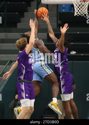 Furman Paladins Stürmer Tyrese Hughey (15) blockiert Tulane Green Wave Guard Sion James (1) während eines Basketballspiels in der Fogleman Arena in New Orleans, Louisiana am Donnerstag, den 14. Dezember 2023. (Foto: Peter G. Forest/SIPA USA) Stockfoto