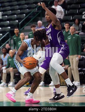 Der Tulane Green Wave Guard Kolby King (12) tritt am Donnerstag, den 14. Dezember 2023, in der Fogleman Arena in New Orleans, Louisiana, gegen Alex Williams (24) auf. (Foto: Peter G. Forest/SIPA USA) Stockfoto