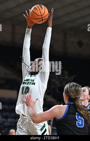 Das North Dakota Fighting Hawks Center Fatima Ibrahim (10) strebt eine Rebound während eines NCAA-Basketballspiels für Frauen zwischen den Mayville State Comets und den University of North Dakota Fighting Hawks im Betty Engelstad Sioux Center in Grand Forks, ND am Freitag, den 15. Dezember 2023 an. Mayville State gewann 75:68..Russell Hons/CSM Stockfoto