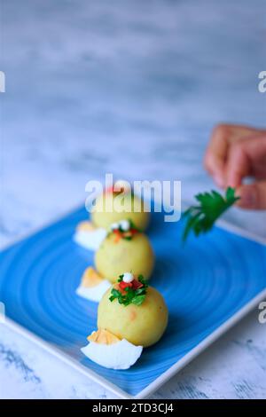 Typisches peruanisches Gericht namens Causa rellena, das als Vorspeise serviert wird. Stockfoto