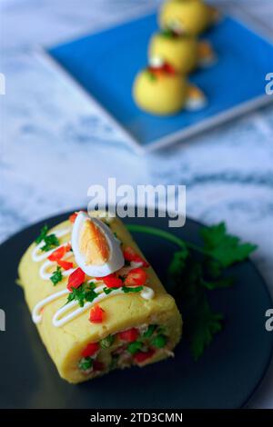 Typisches peruanisches Gericht namens Causa rellena, das als Vorspeise serviert wird. Stockfoto