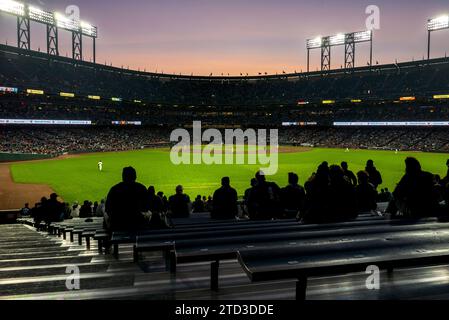 SAN FRANCISCO, KALIFORNIEN, 23. AUGUST: Luftaufnahme der Menge während des Baseballspiels mit den Giants gegen die Milwaukee Brewers in San Francisco Stockfoto