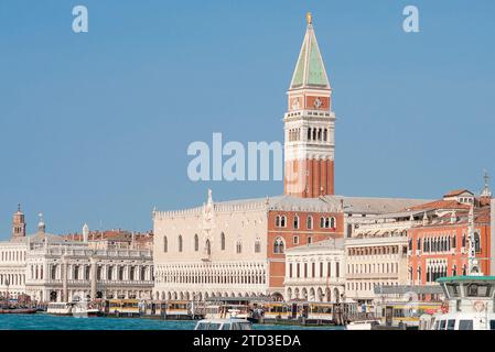 Venedig, Italien - 5. Oktober 2023: Piazza San Marko in Venedig in Italien mit Säulen von St. Mark und St. Theodore Stockfoto