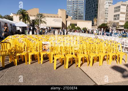 Am 15. Dezember 2023 versammeln sich Menschen auf dem Platz vor dem Kunstmuseum in Tel Aviv, wo Gedenkstätten, Kunstinstallationen und einige Familien von Geiseln, die die Hamas während eines Terroranschlags am 7. Oktober gefangen nahm, in Zelten leben Stockfoto