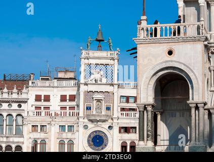 Sternzeichen auf der antiken Uhr Torre dell'Orologio auf der Piazza San Marco, Venedig, Italien, Europa. Detail einer astrologischen Vintage-Uhr in der Altstadt von Venedig aus nächster Nähe. Es ist ein schönes historisches Wahrzeichen. Stockfoto