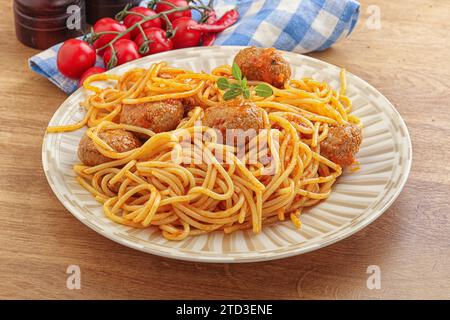 Italienische Spaghetti mit Fleischbällchen in Tomatensauce Stockfoto