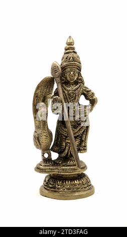 Vinatge Statue des hinduistischen Kriegsgottes subramanya, Sohn des Herrn shiva mit seinem Tier, ein Pfau isoliert auf weißem Hintergrund Stockfoto