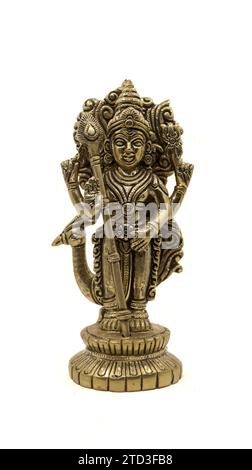 Statue des hindugottes des Krieges subramanya mit seiner Speerwaffe, Sohn des Herrn shiva mit seinem Pfau isoliert auf weißem Hintergrund Stockfoto