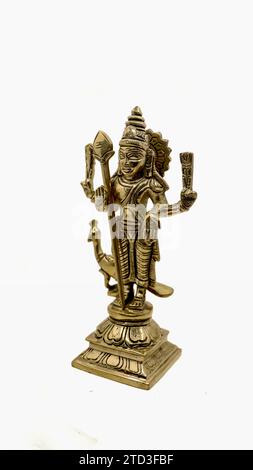 Statue des hindugottes des Krieges subramanya, Sohn des Herrn shiva mit seinem Tier, ein Pfau isoliert auf weißem Hintergrund Stockfoto
