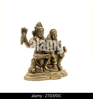 Handgefertigte goldene Messingstatue des hinduistischen Gottes der Zerstörung, Lord shiva Familie isoliert auf weißem Hintergrund Stockfoto