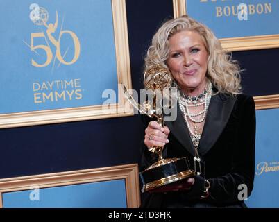 Allee Mills posiert mit dem Preis für herausragende Gastauftritte in einer Tagesdrama-Serie für „General Hospital“ bei den 50. Jährlichen Daytime Emmy Awards - Press Room, die am Freitag, den 15. Dezember 2023 im Westin Bonaventure Hotel in Los Angeles, KALIFORNIEN, stattfand. (Foto: Sthanlee B. Mirador/SIPA USA) Stockfoto