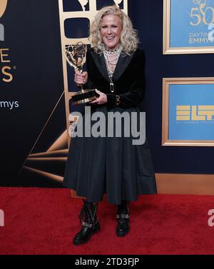 Allee Mills posiert mit dem Preis für herausragende Gastauftritte in einer Tagesdrama-Serie für „General Hospital“ bei den 50. Jährlichen Daytime Emmy Awards - Press Room, die am Freitag, den 15. Dezember 2023 im Westin Bonaventure Hotel in Los Angeles, KALIFORNIEN, stattfand. (Foto: Sthanlee B. Mirador/SIPA USA) Stockfoto