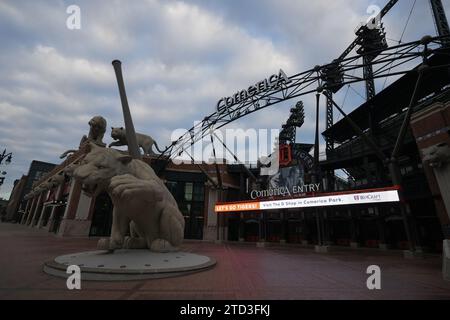 Ein allgemeiner Überblick über die Tiger Statue am Haupteingang des Comerica Park Baseball Stadions, Donnerstag, 7. Dezember 2023, in Detroit. Stockfoto