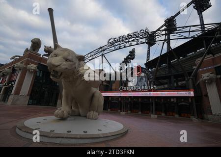 Ein allgemeiner Überblick über die Tiger Statue am Haupteingang des Comerica Park Baseball Stadions, Donnerstag, 7. Dezember 2023, in Detroit. Stockfoto