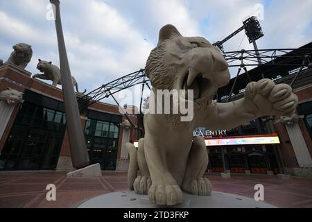 Ein allgemeiner Überblick über die Tiger Statue am Haupteingang des Comerica Park Baseball Stadions, Donnerstag, 7. Dezember 2023, in Detroit. Stockfoto