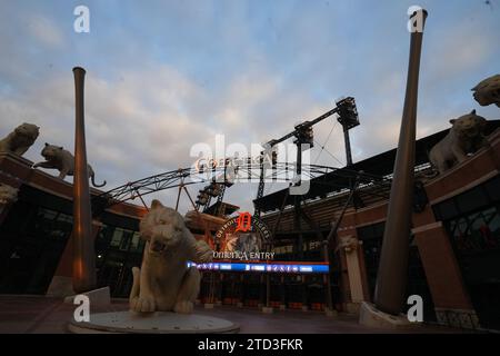 Ein allgemeiner Überblick über die Tiger Statue am Haupteingang des Comerica Park Baseball Stadions, Donnerstag, 7. Dezember 2023, in Detroit. Stockfoto