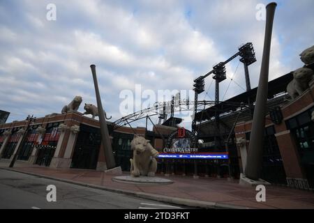 Ein allgemeiner Überblick über die Tiger Statue am Haupteingang des Comerica Park Baseball Stadions, Donnerstag, 7. Dezember 2023, in Detroit. Stockfoto