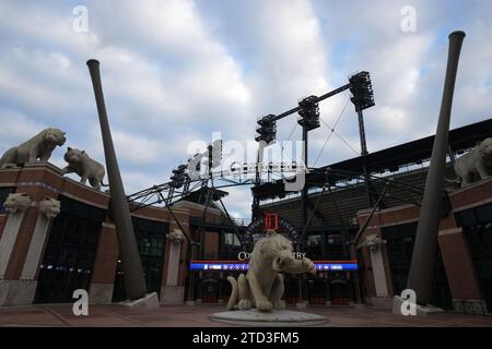 Ein allgemeiner Überblick über die Tiger Statue am Haupteingang des Comerica Park Baseball Stadions, Donnerstag, 7. Dezember 2023, in Detroit. Stockfoto