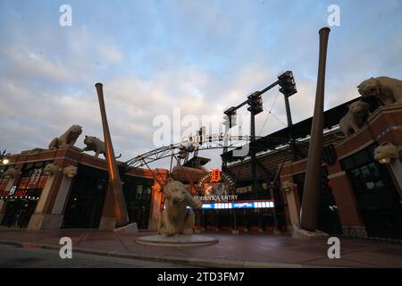 Ein allgemeiner Überblick über die Tiger Statue am Haupteingang des Comerica Park Baseball Stadions, Donnerstag, 7. Dezember 2023, in Detroit. Stockfoto