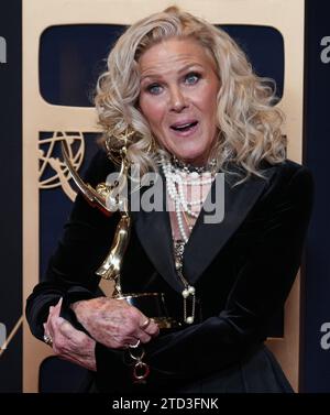 Allee Mills posiert mit dem Preis für herausragende Gastauftritte in einer Tagesdrama-Serie für „General Hospital“ bei den 50. Jährlichen Daytime Emmy Awards - Press Room, die am Freitag, den 15. Dezember 2023 im Westin Bonaventure Hotel in Los Angeles, KALIFORNIEN, stattfand. (Foto: Sthanlee B. Mirador/SIPA USA) Stockfoto