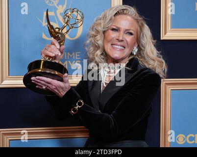 Allee Mills posiert mit dem Preis für herausragende Gastauftritte in einer Tagesdrama-Serie für „General Hospital“ bei den 50. Jährlichen Daytime Emmy Awards - Press Room, die am Freitag, den 15. Dezember 2023 im Westin Bonaventure Hotel in Los Angeles, KALIFORNIEN, stattfand. (Foto: Sthanlee B. Mirador/SIPA USA) Stockfoto