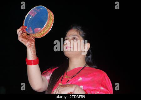 Eine Frau schaut durch das Sieb auf den Mond. Dehradun. Uttarakhand. Indien. Asien. Stockfoto