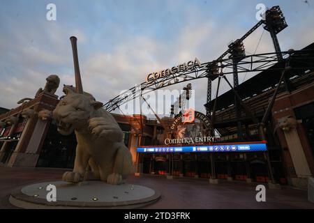 Ein allgemeiner Überblick über die Tiger Statue am Haupteingang des Comerica Park Baseball Stadions, Donnerstag, 7. Dezember 2023, in Detroit. Stockfoto