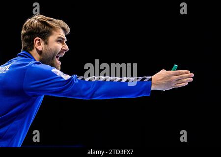 15. Dezember 2023, Baden-Württemberg, Stuttgart: Handball: 1. Bundesliga, Männer, Saison 2023/2024, TVB Stuttgart - HC Erlangen, Porsche Arena. Stuttgarter Trainer Michael Schweikardt gestikuliert. Foto: Tom Weller/dpa Stockfoto